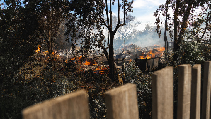 Несколько садовых домов и тонны сена сгорели в дачных поселках Кемерова и Новокузнецка