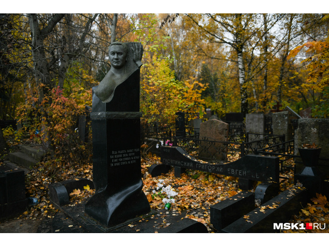Дедушка похоронен. Могила Сергея Тимофеева Сильвестра. Ореховская аллея на Хованском кладбище.