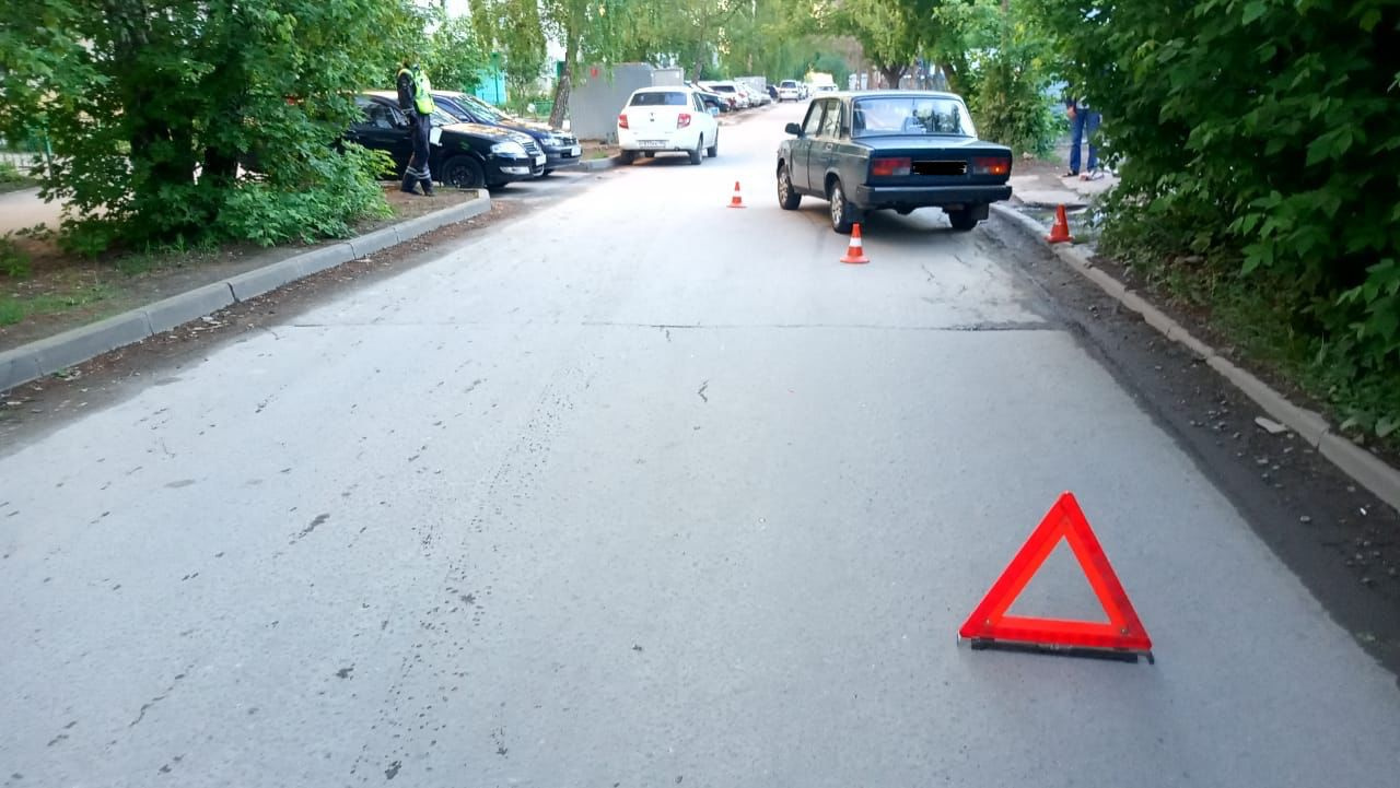 Девочка получила травмы, медики увезли ее в больницу Девочка получила травмы, медики увезли ее в больницу