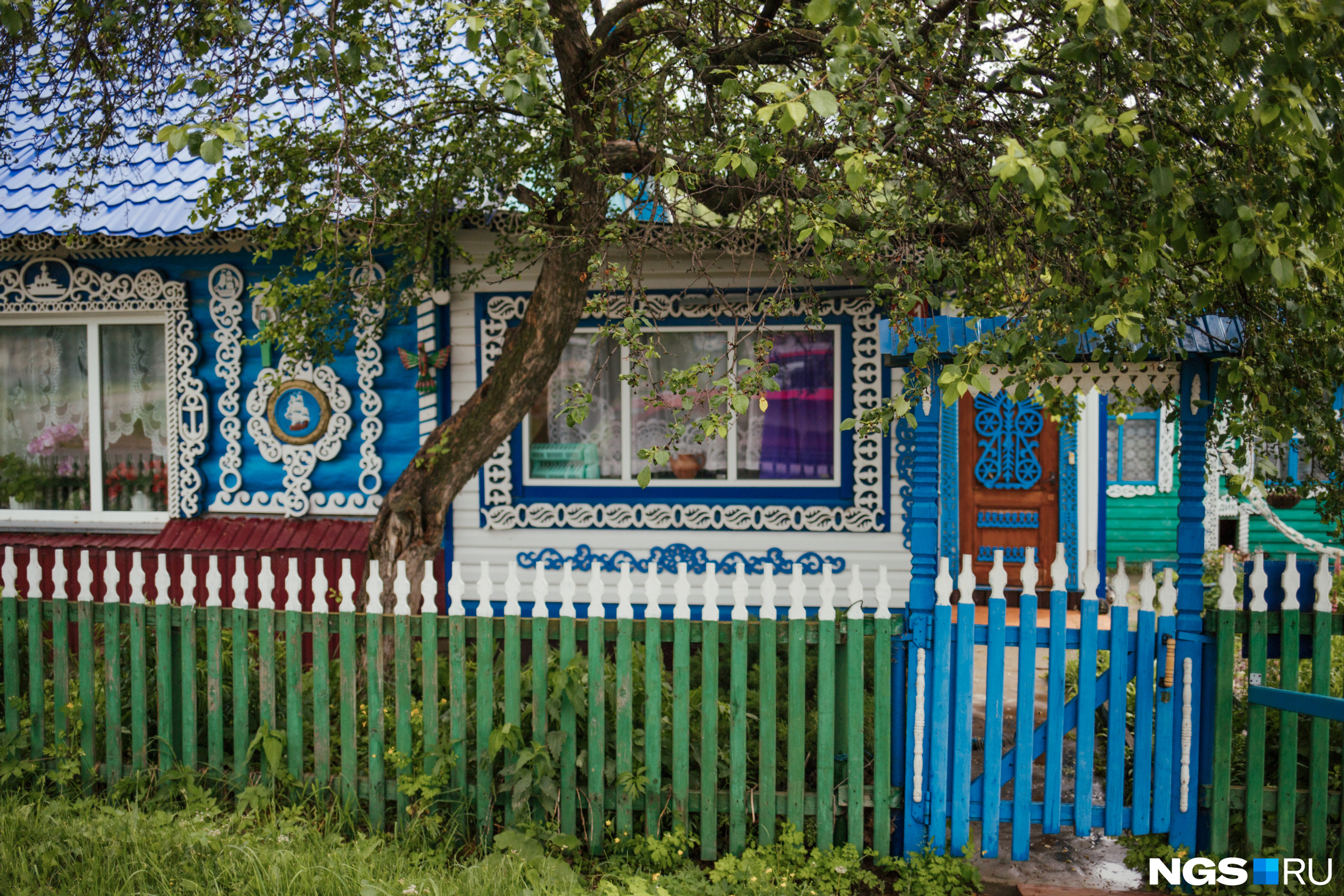 На пути в Егорьевское нам встретился невиданной красоты резной домик