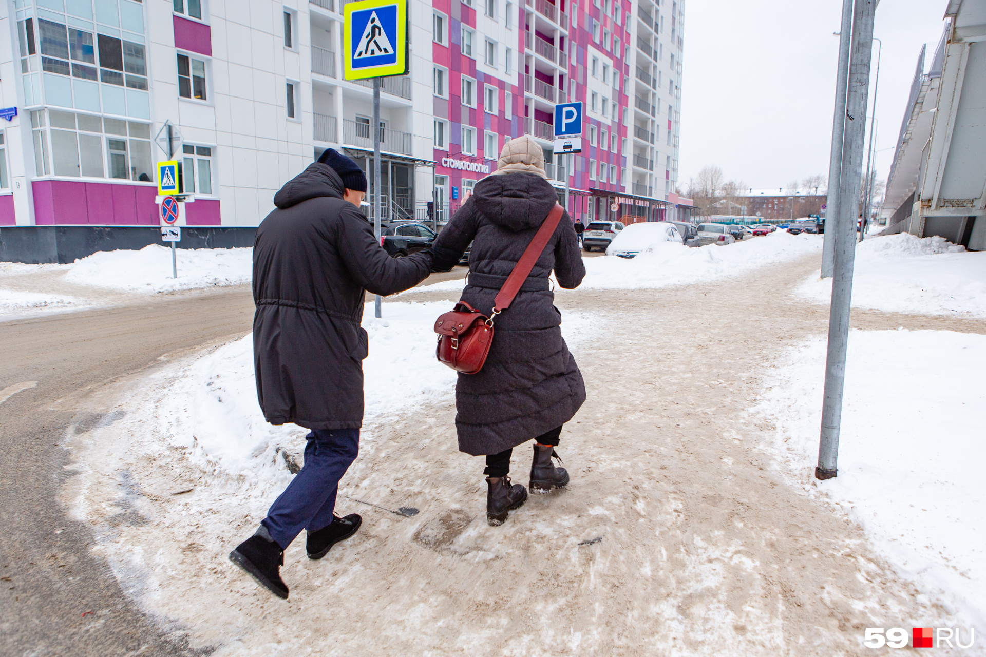 А пока не очень чисто, Алексей Николаевич, как истинный джентльмен, помогает подниматься на крутые тротуары