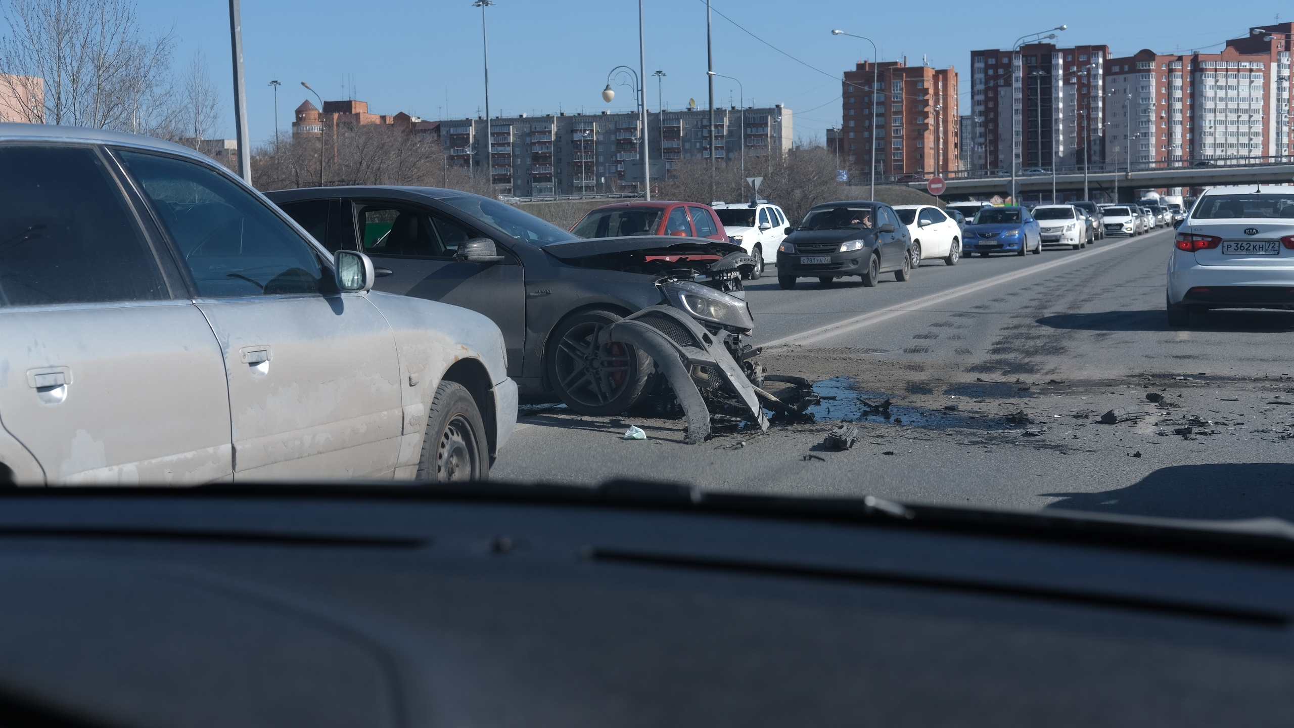 Нов 23 апреля. ДТП на мысу Тюмень вчера. Авария на объездной Тюмень вчера. Авария на Запольной Тюмень.