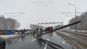 На трассе в Башкирии грузовик снес конструкцию с дорожными знаками и перевернулся