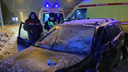 Водитель «Тойоты» врезался в столб и вылетел в сугроб на улице Жуковского — пострадала <nobr class="_">3-летняя</nobr> девочка