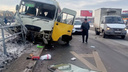 На Московском шоссе автобус с людьми врезался в ограждение