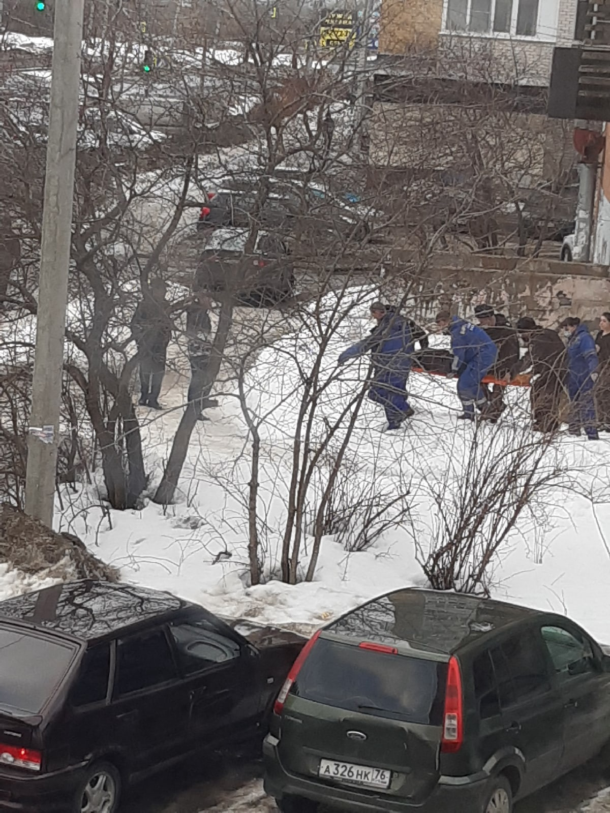 Когда девушку забирали медики, она была жива Когда девушку забирали медики, она была жива