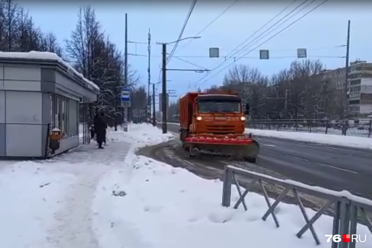 Дороги в Ярославле чистят ежедневно. Но на многих проблемные участки остаются до сих пор