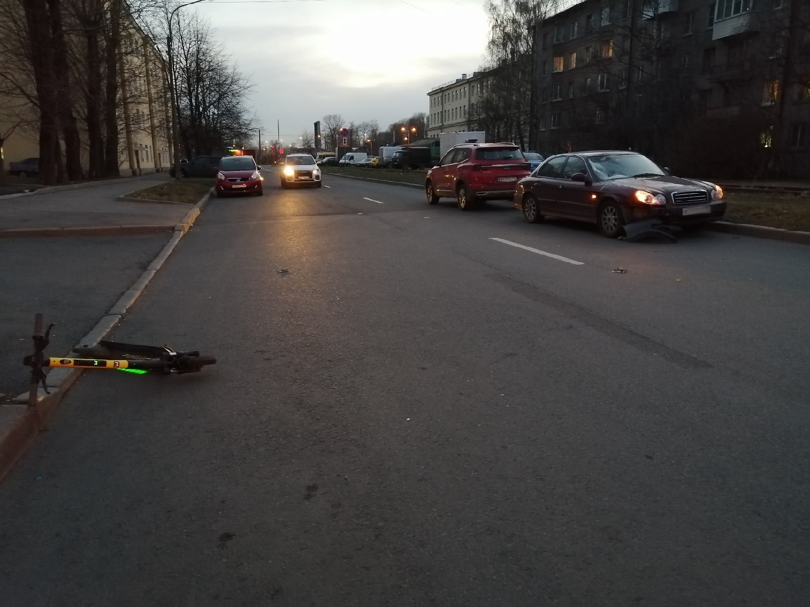 Пришло время лечить самокатчиков. О ДТП на улице Дудко напоминает пробитое  стекло машины - 29 апреля 2022 - ФОНТАНКА.ру