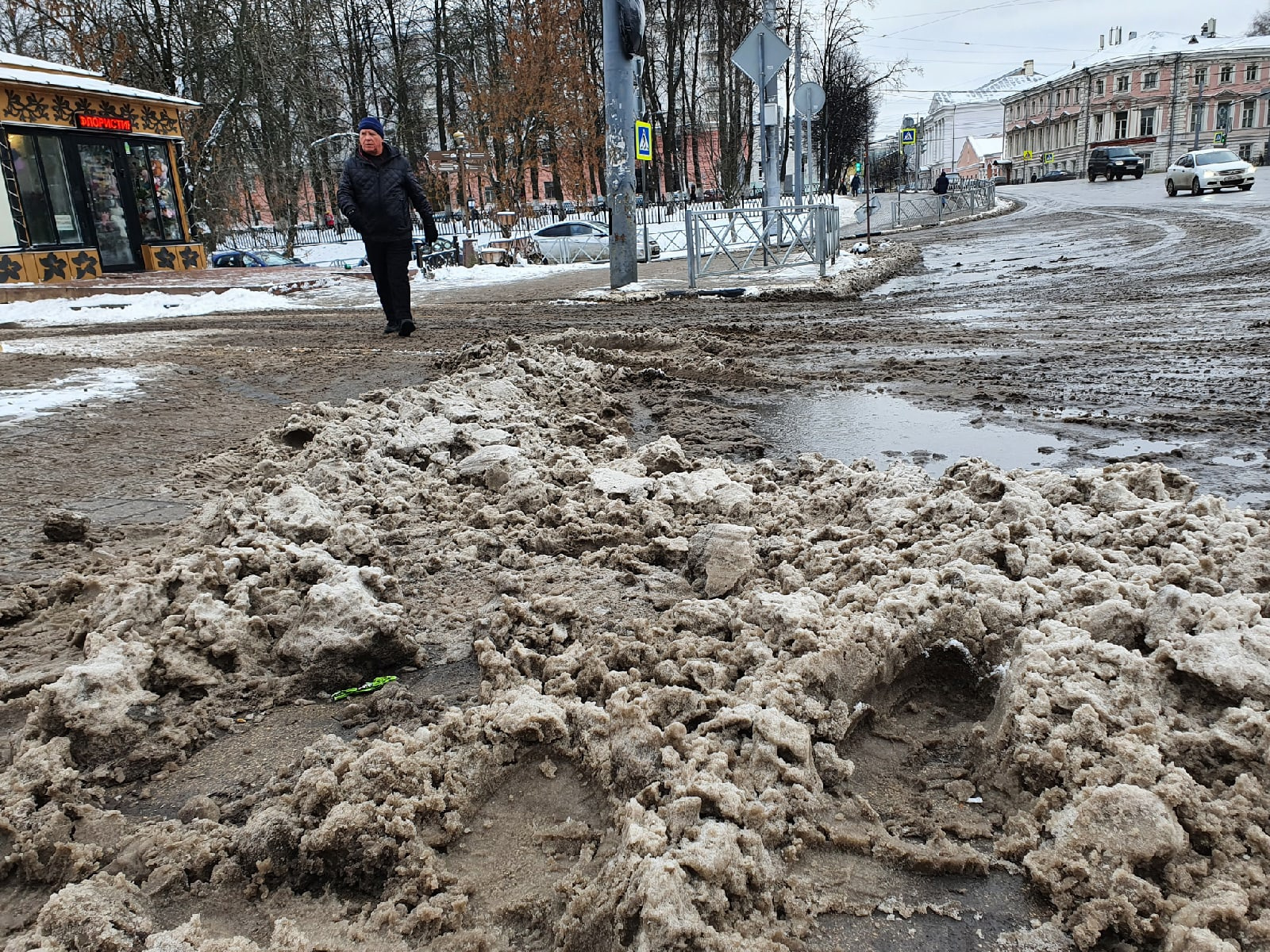 Почему не чищены дороги. Снежное месиво на тротуарах. Куда звонить дороги не чистят в Нижегородской области.