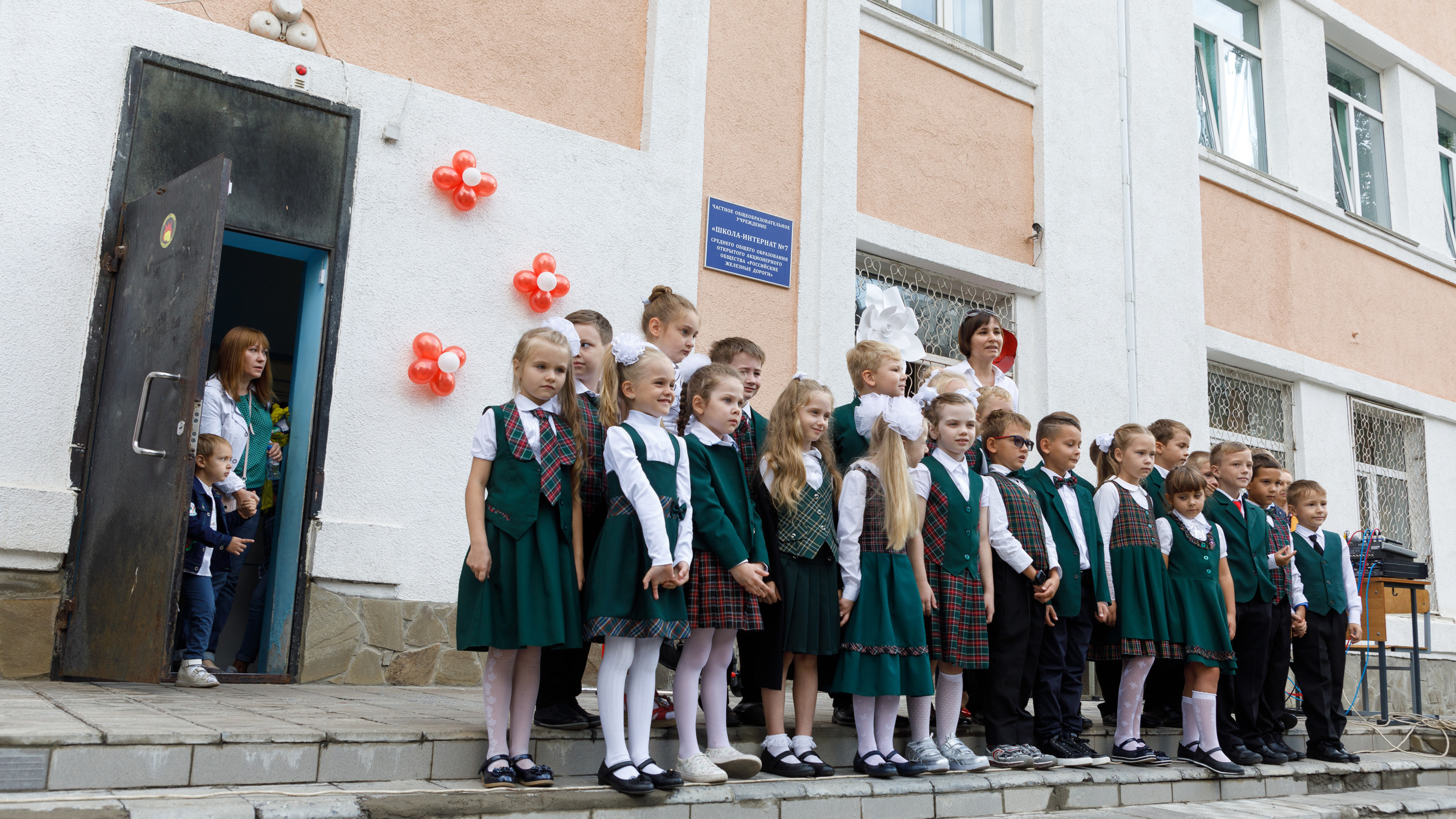 Образования школа номер 9. 1 Сентября 2022 в школах Волгограда. Дети около школы. Школа первый класс. Школа первое сентября.