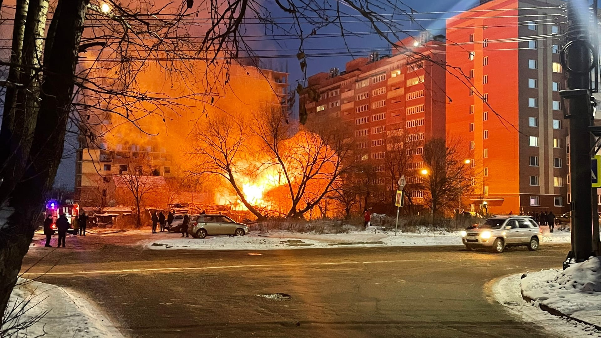 «Очистка территории»: в Ярославле рядом с многоэтажками загорелся заброшенный дом