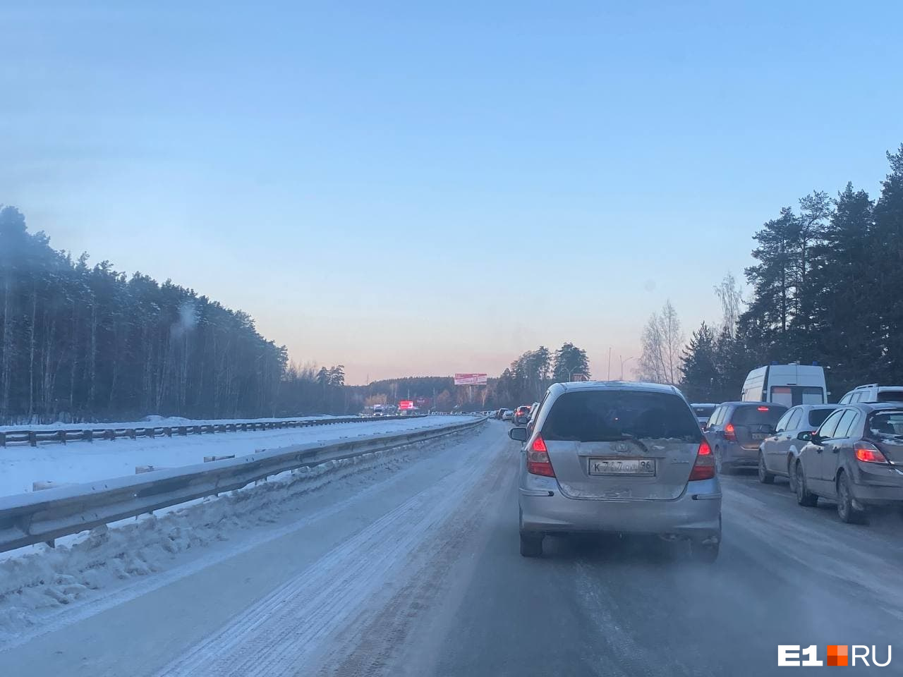 Пробка в правом ряду, с которого поворачивают к торговому центру, уходит до горизонта Пробка в правом ряду, с которого поворачивают к торговому центру, уходит до горизонта