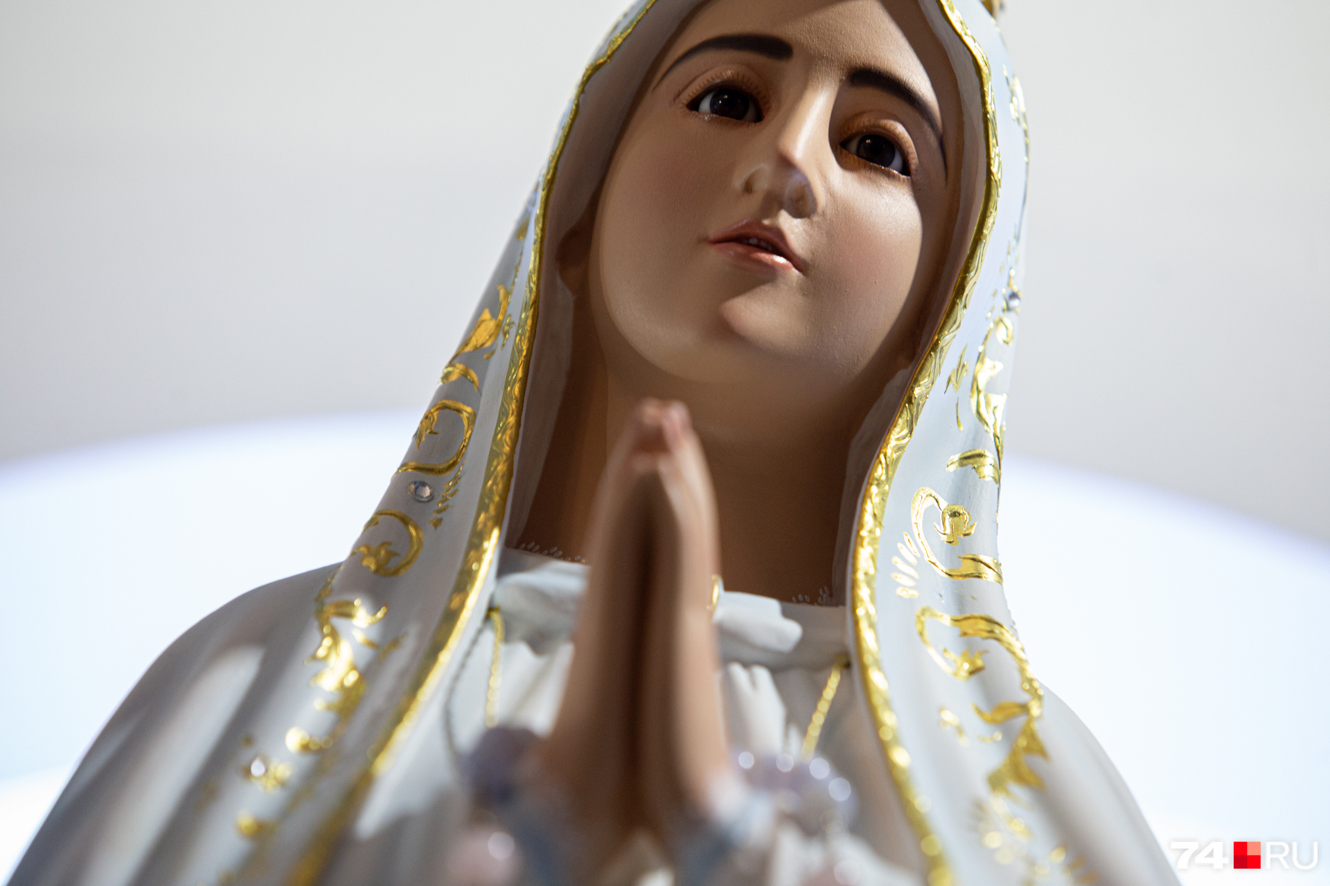 Скульптура католической Девы Марии прибыла из Португалии, она настолько реалистична, что напоминает восковые фигуры