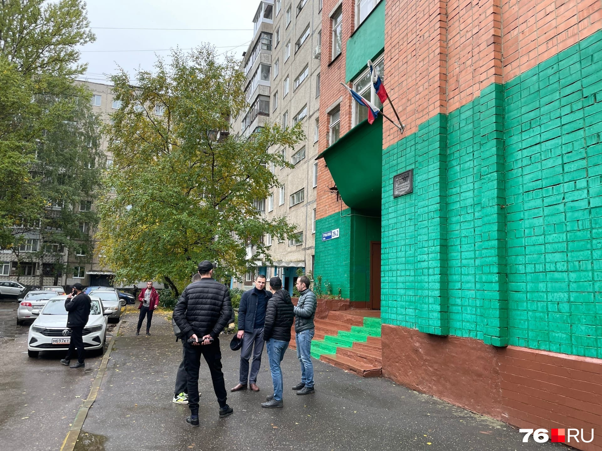 Утром здесь было многолюдно Утром здесь было многолюдно