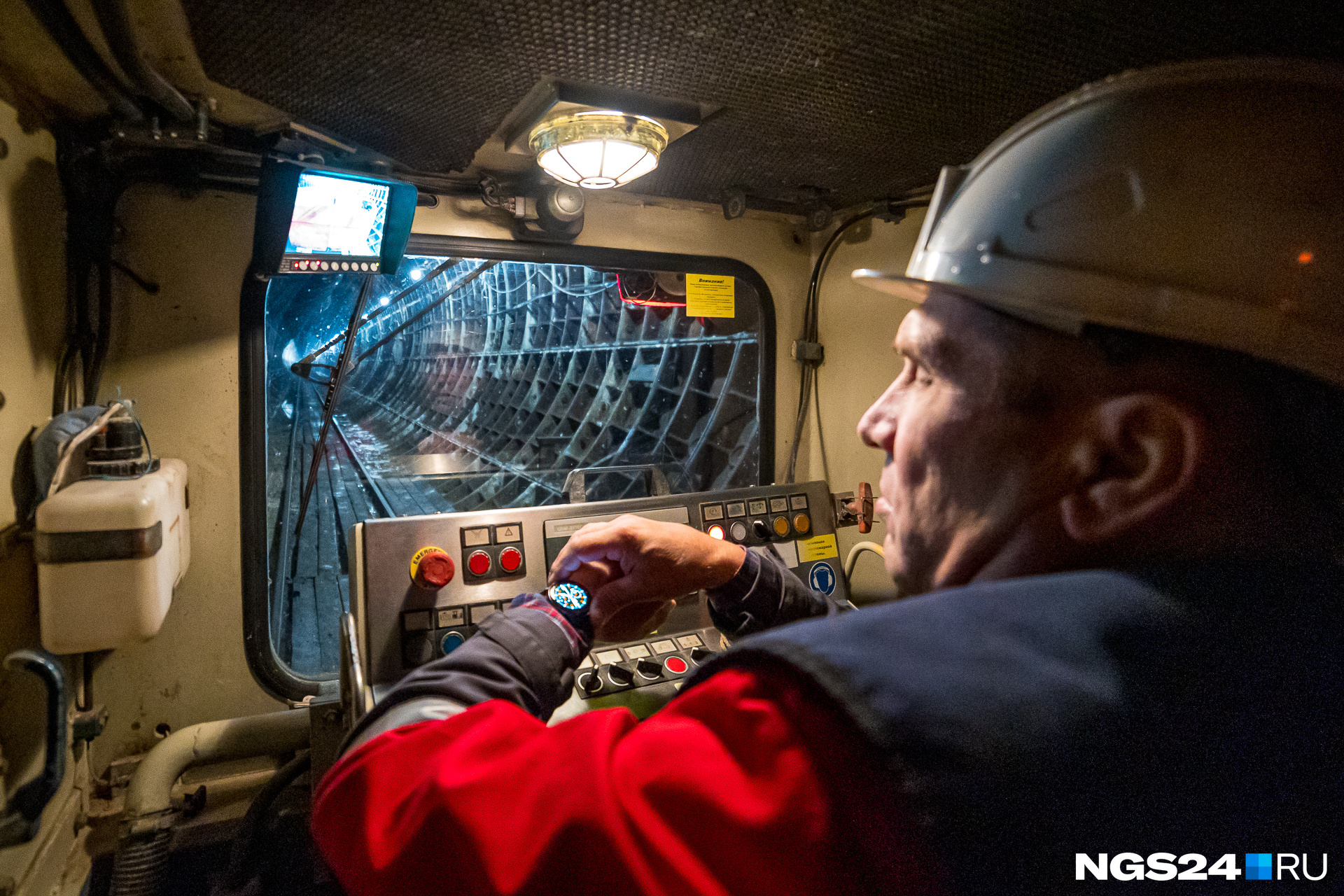 Водитель тепловоза в тоннеле Красноярского метрополитена на станции