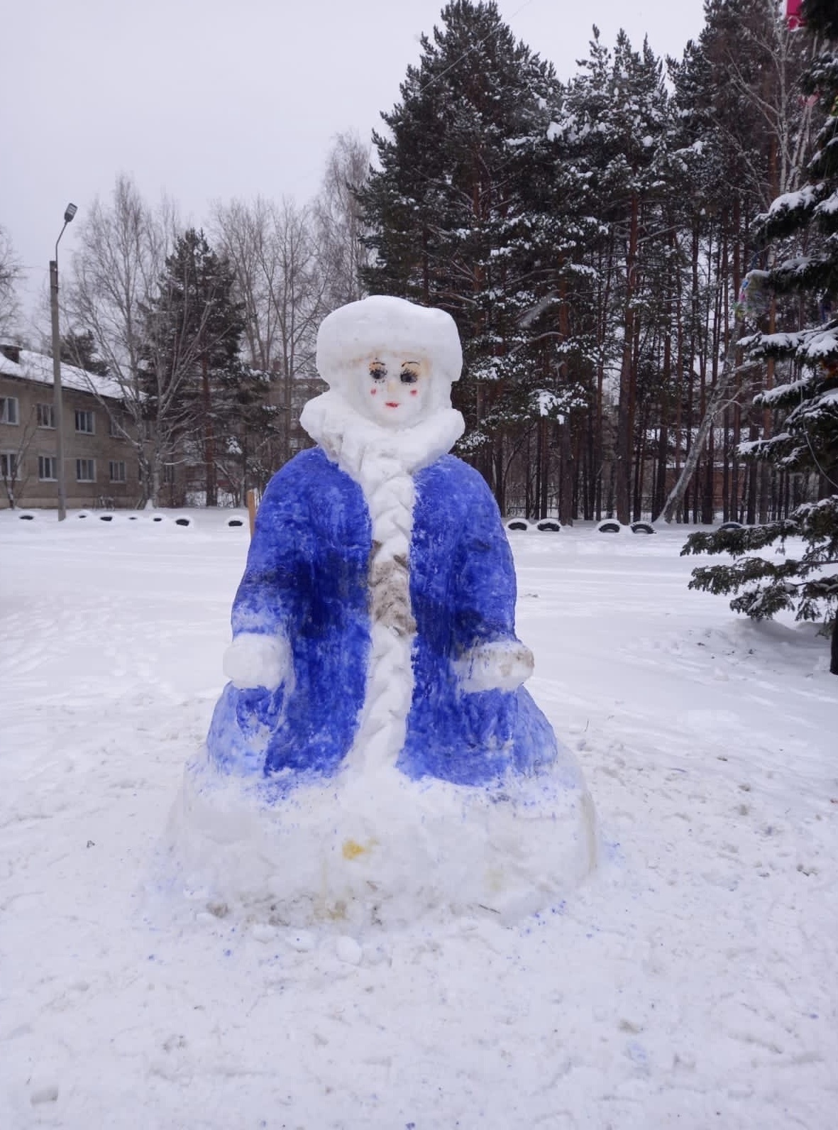 Снегурочка из снега. Снегурочка из снега фото. Снегурочка из снега прикольная. Толстая Снегурочка в детском саду.