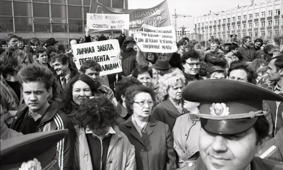 Такими плакатами встречали Горбачева у Дворца молодежи