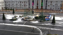 На площади Куйбышева начали устанавливать новогодние елки