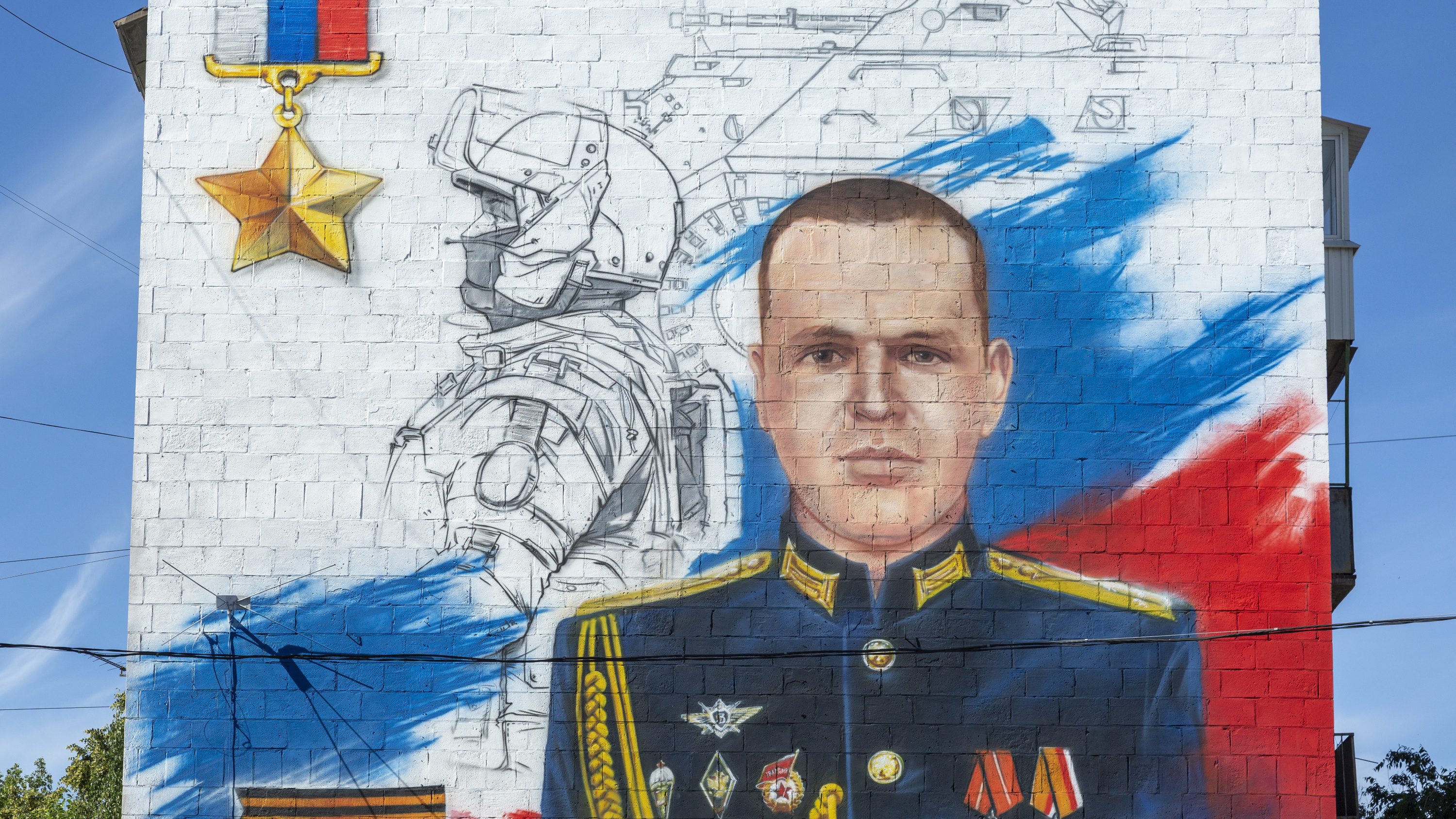 Муралы с изображением героев ДНР В Мариуполе