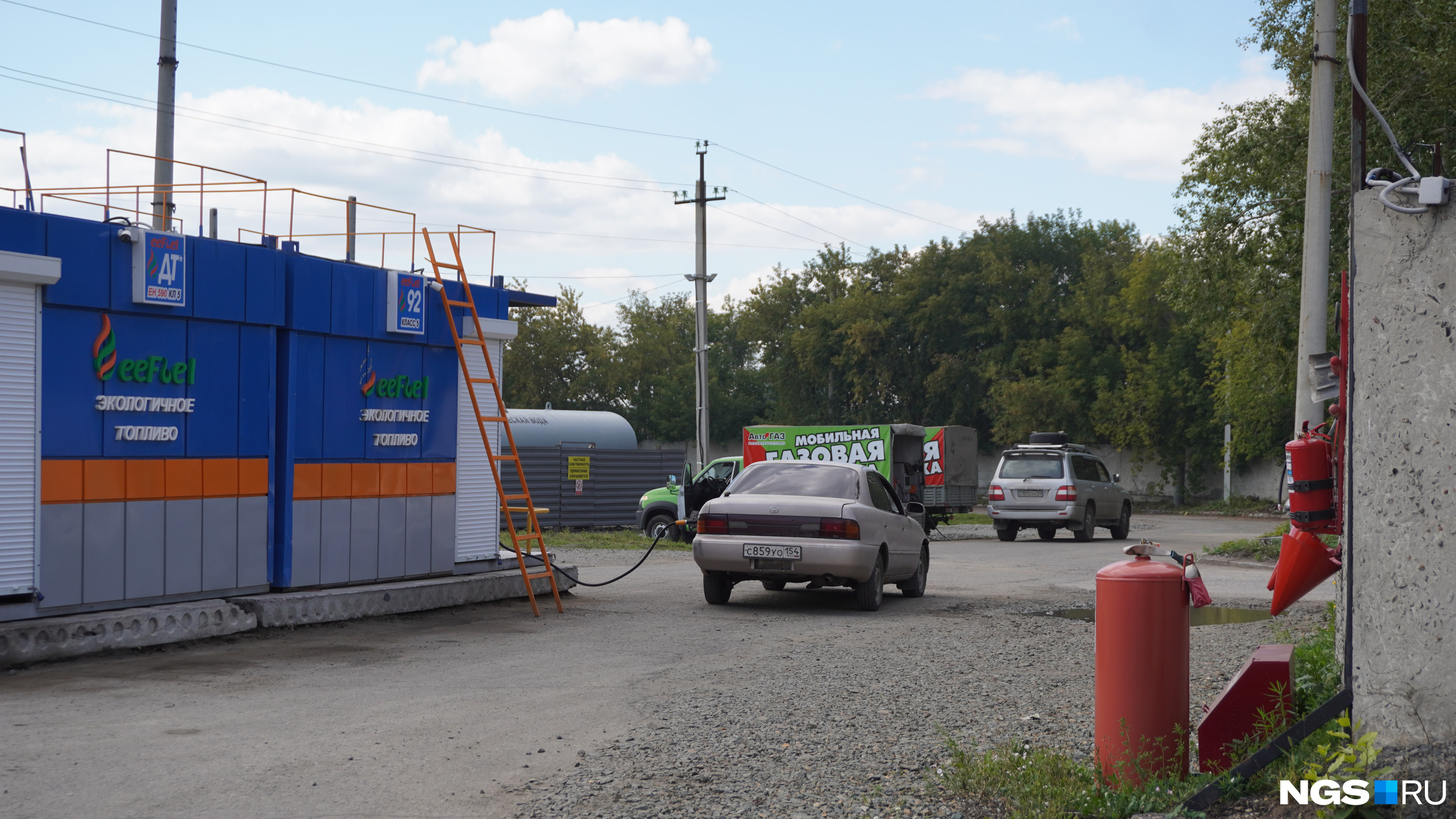 Бензиновые и газовые заправки стоят друг от друга в нескольких метрах