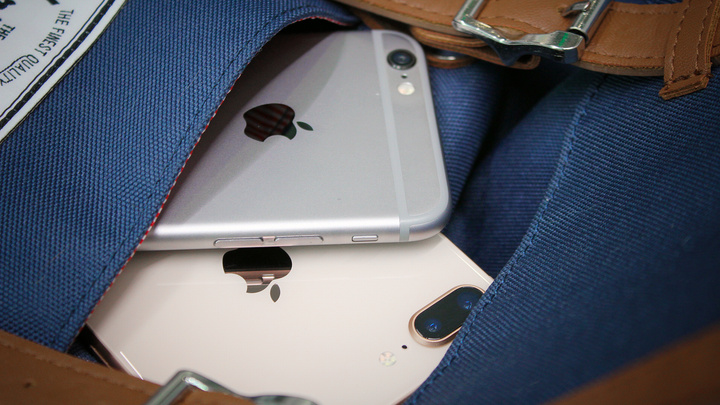 «Если Apple уйдет, телефоны всё равно будут дешевле, чем сейчас». Разбираемся в ситуации с «яблочными» товарами в России