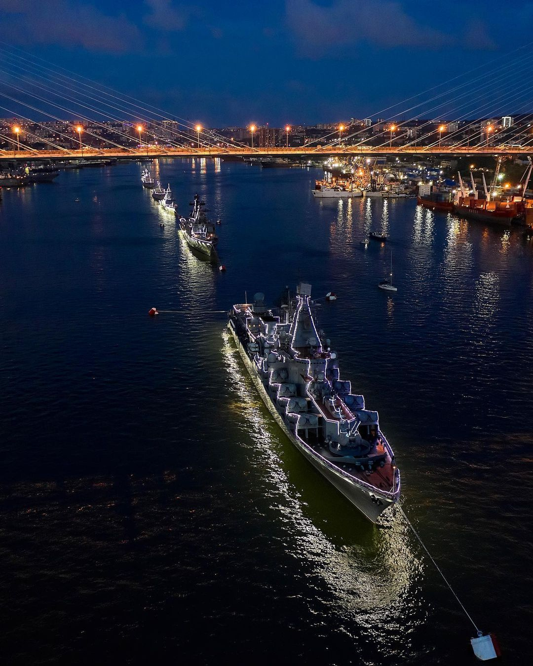 Владивосток — база Тихоокеанского флота. На фото — нарядные корабли в день ВМФ Владивосток — база Тихоокеанского флота. На фото — нарядные корабли в день ВМФ