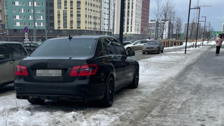 В Екатеринбурге женщина погасила долги по 150 штрафам сына, чтобы приставы вернули ему Mercedes