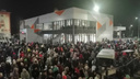 В Кузбассе толпы собрались на встречу Деда Мороза — зрители остались недовольны давкой