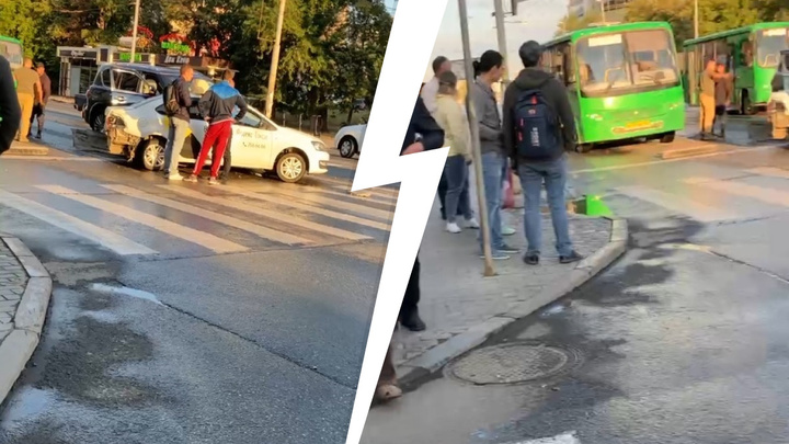Не поделили перекресток. В центре Екатеринбурга столкнулись иномарка, такси и автобус