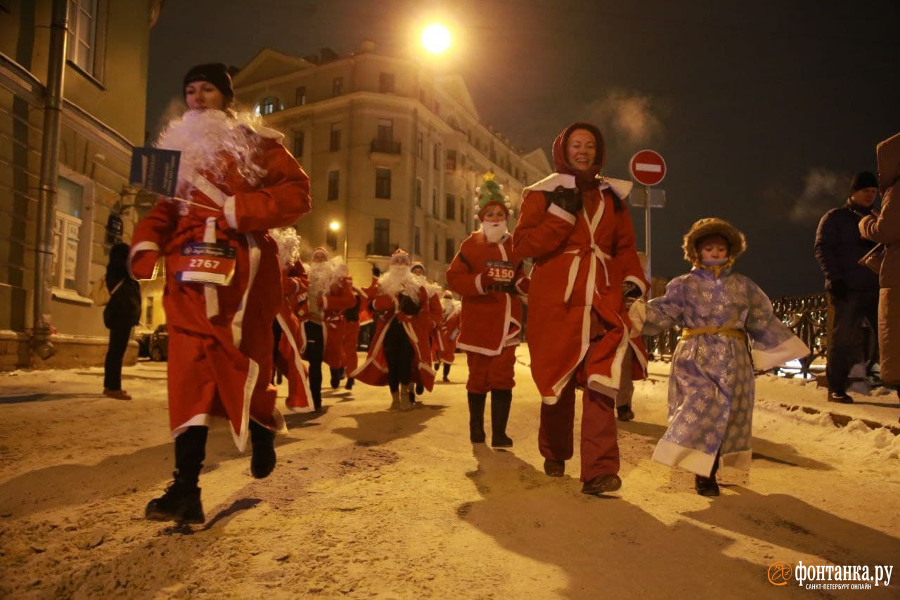 Пробег Санты по центру Санкт-Петербурга показал, как согреться после самых холодных ночей
