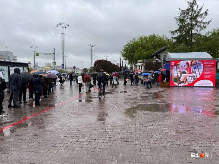 Весь день в городе шел проливной дождь Весь день в городе шел проливной дождь