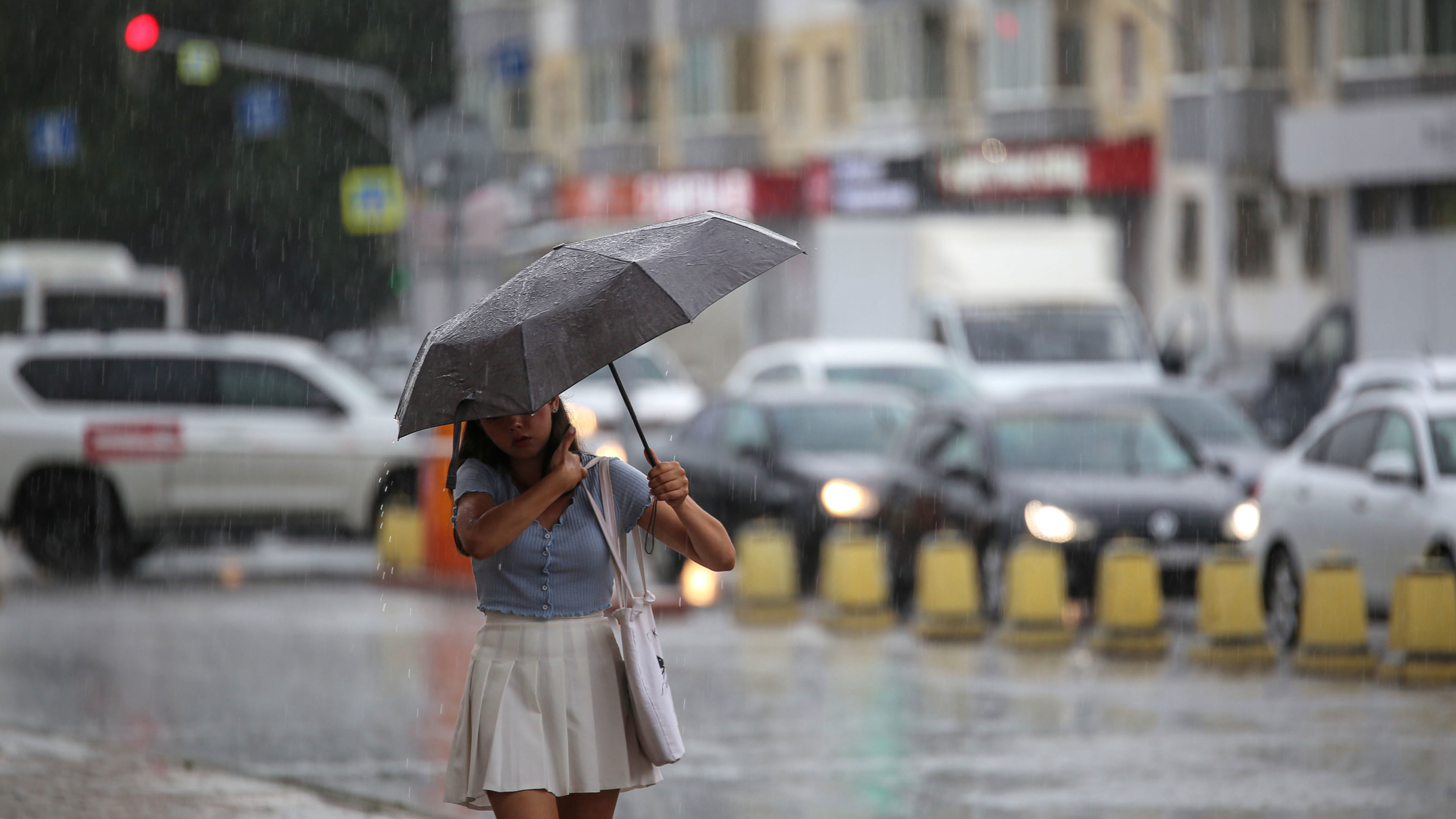 Какой завтра будет дождь. Дождь. Девушка под дождем фото. Погода дождь. Дождливая пасмурная погода.