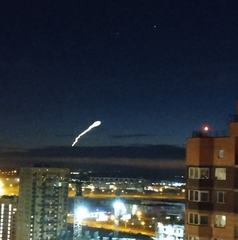 Наблюдать за зрелищем. НЛО над Петербургом. Объект над Питером. НЛО над СПБ. Объект в небе над СПБ.