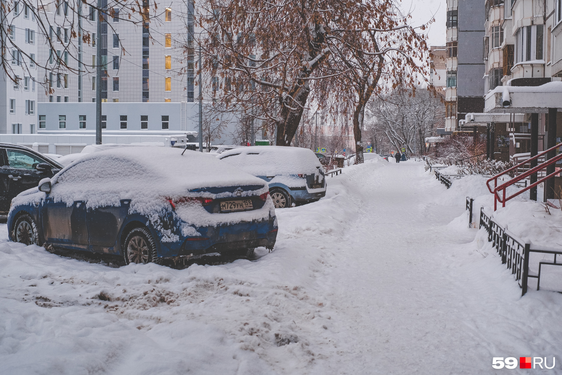 Автомобилистам сейчас не позавидуешь, чистить машину от снега — дело не из приятных
