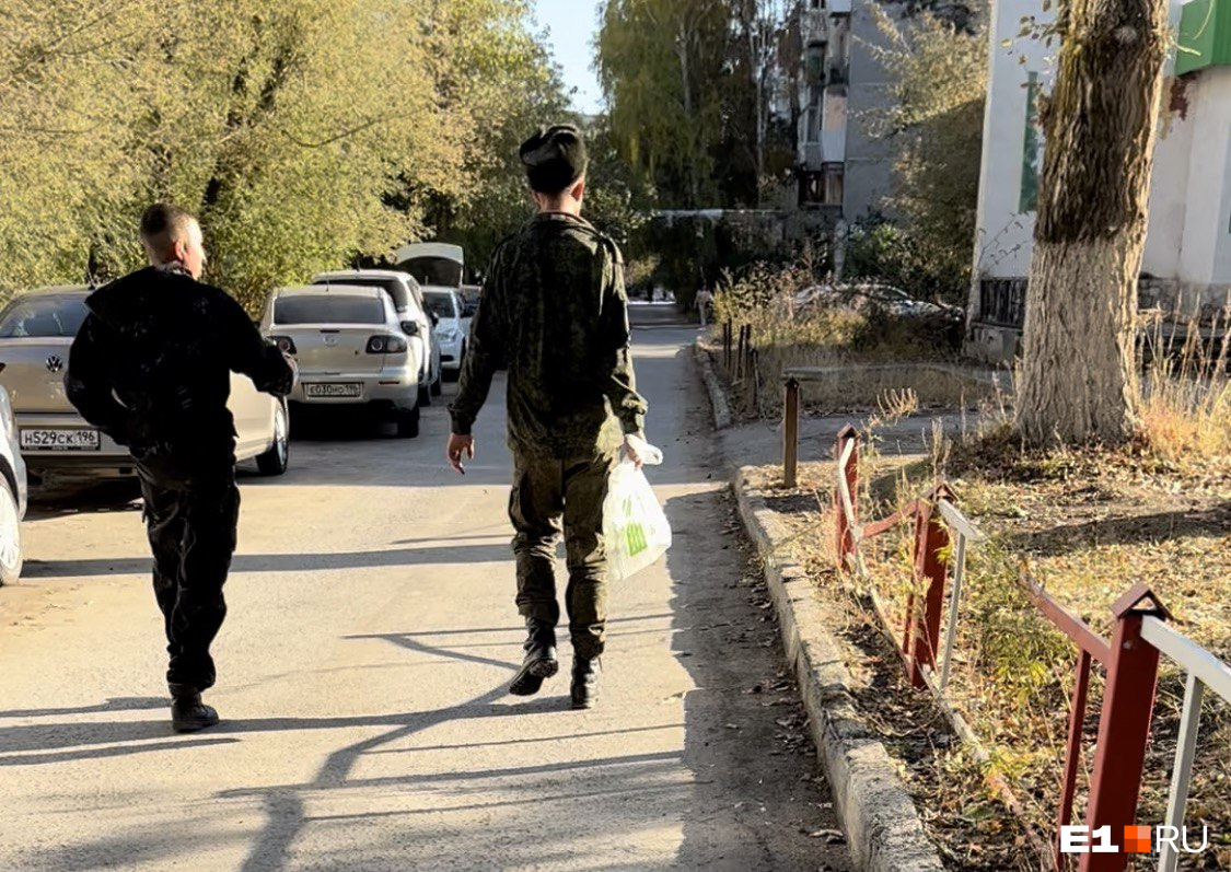 В пакете у парня три бутылочки спиртного В пакете у парня три бутылочки спиртного