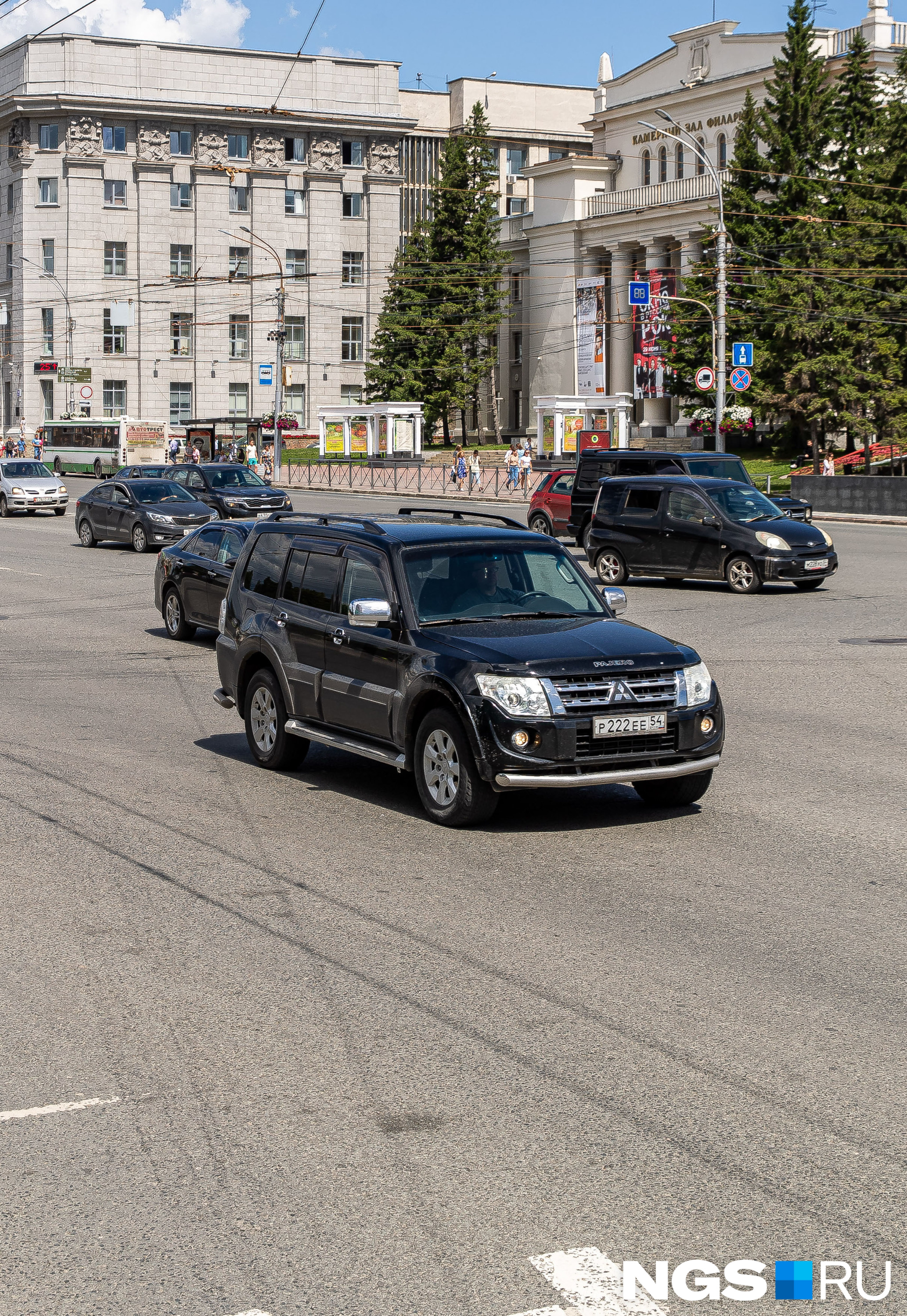 Вид на мэрию (слева) и малый зал филармонии (справа). Ни газетного киоска, ни очереди за прессой. 2022 год Вид на мэрию (слева) и малый зал филармонии (справа). Ни газетного киоска, ни очереди за прессой. 2022 год