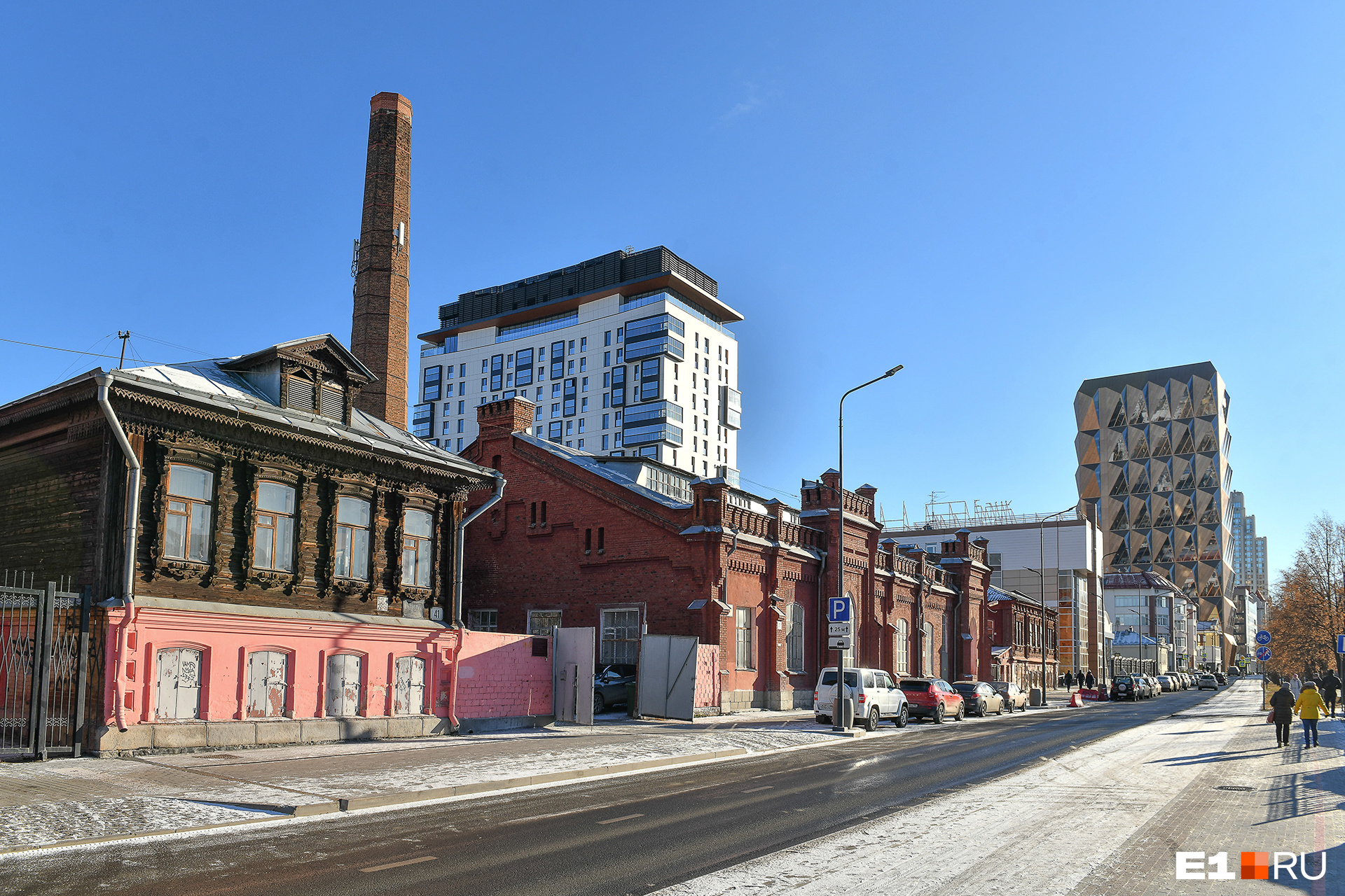 Слева — дом купца Крутикова, за ним — здание электростанции