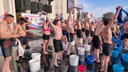 В Кургане 250 смельчаков облились холодной водой на Троицкой площади