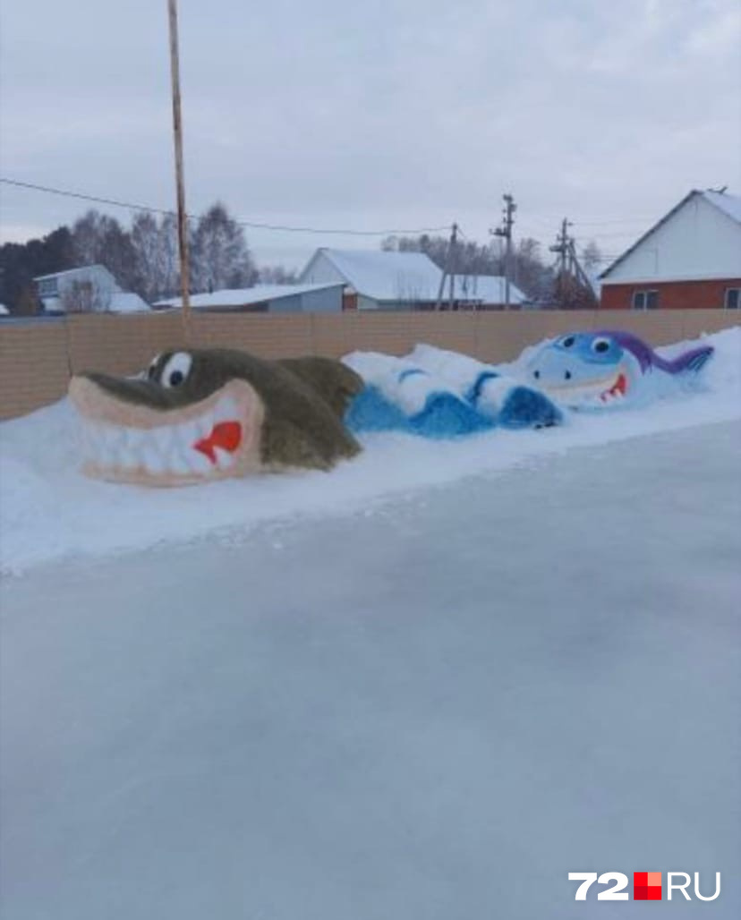 Фигуры Анатолий лепит не только в ограде спортивной школы. Эти акулы плывут по снегу в центре Гагарья