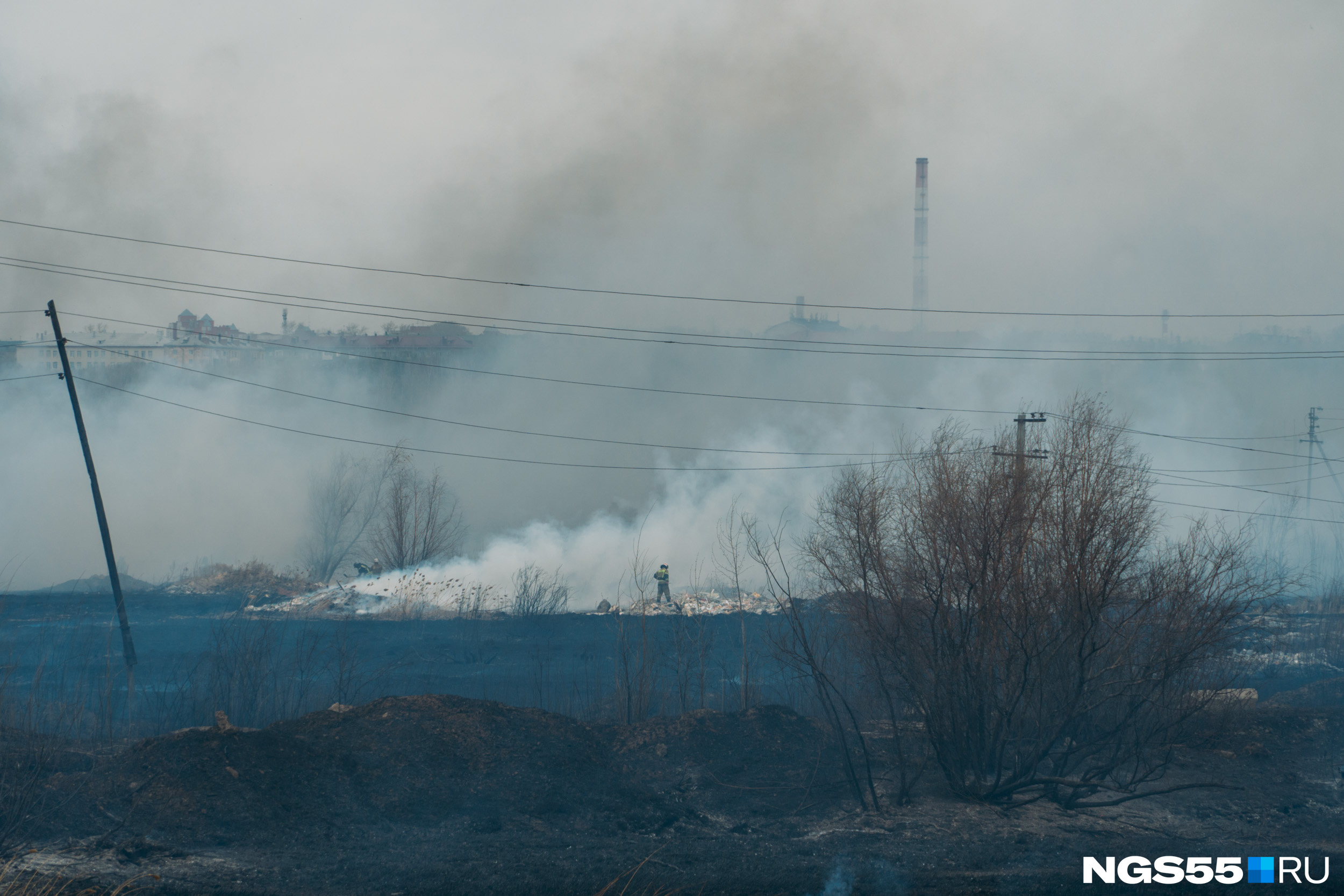 Что горит на левом берегу. Пожар в Омске на левом берегу. Пожар в Омске вчера на левом берегу. Пожар в Омске сегодня на левом берегу. Пожар в поле.