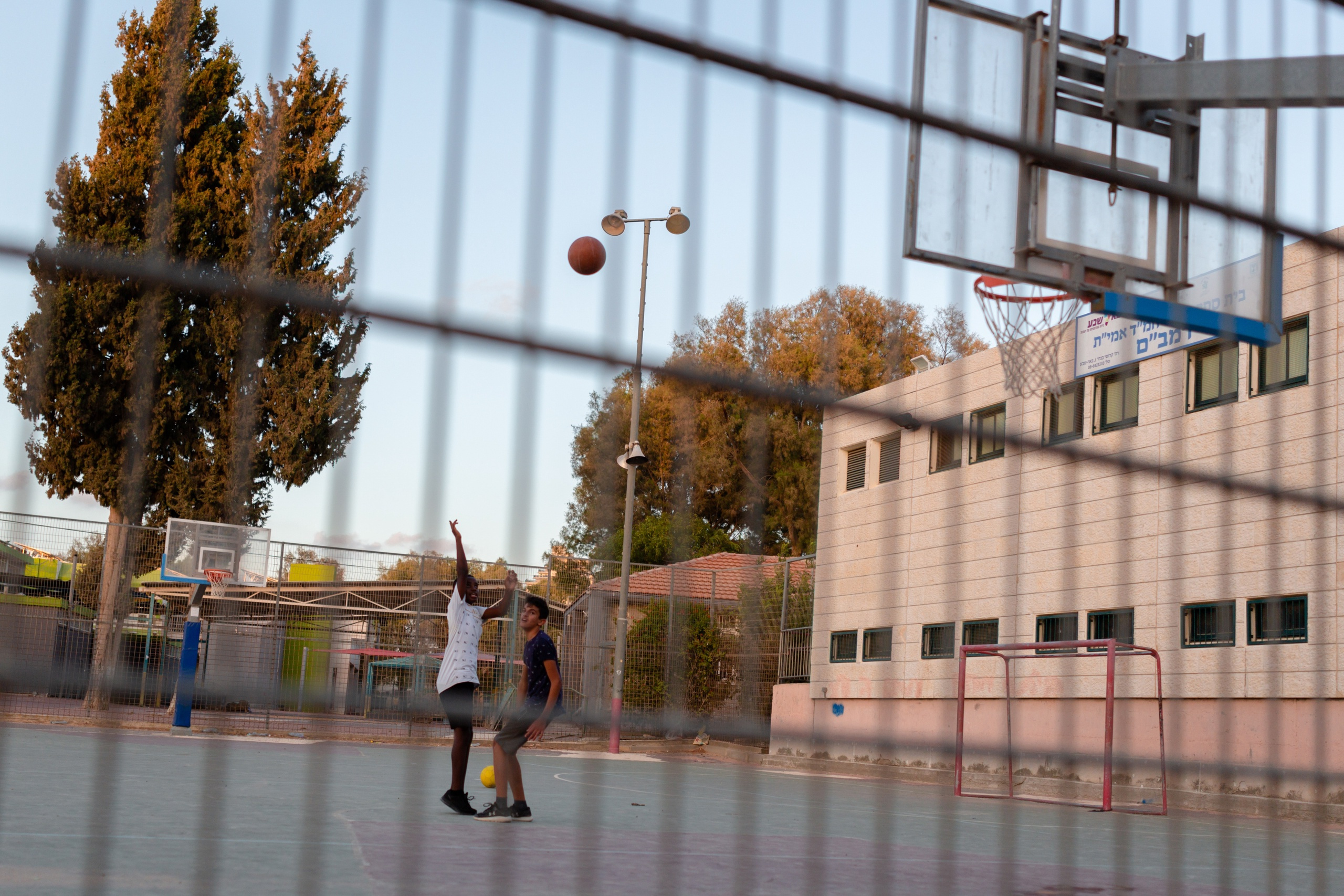 Местные жители играют в баскетбол