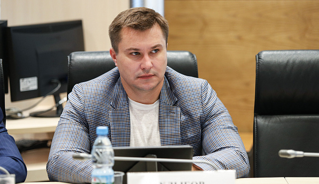 На заседания депутат Хлыбов ходит — 30 июля заседал, 28 сентября инспектировал с коллегами проекты благоустройства