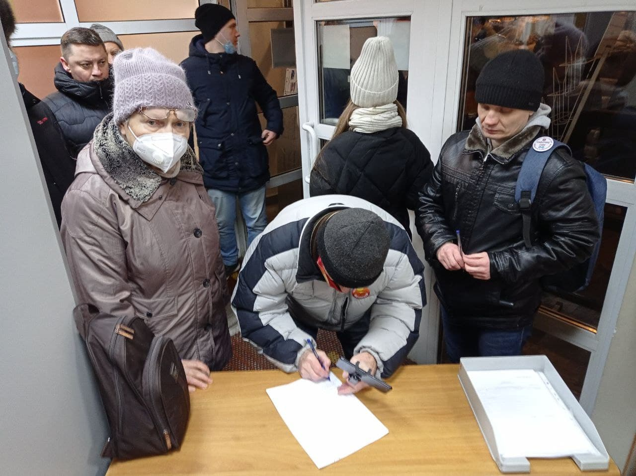 Люди собирают подписи, чтобы высказать свое мнение, несмотря на то, что не смогли попасть на публичные слушания Люди собирают подписи, чтобы высказать свое мнение, несмотря на то, что не смогли попасть на публичные слушания