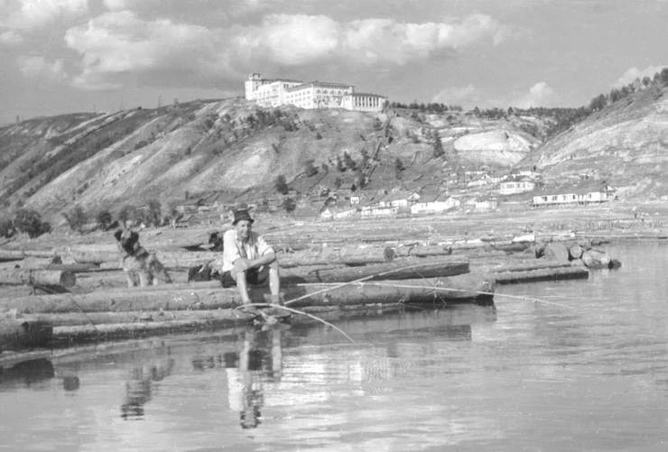 На заднем плане — знаменитая здравница, санаторий для сотрудников ЦИК СССР. После 1982 года здание забросили, в <a href="https://63.ru/text/gorod/2014/09/15/56100891/" class="_ io-leave-page" target="_blank"><nobr class="_">2014-м</nobr> снесли</a>, в <nobr class="_">2020-м</nobr> <a href="https://63.ru/text/realty/2020/07/19/69374440/" class="_ io-leave-page" target="_blank">построили</a> на этом месте апарт-отель На заднем плане — знаменитая здравница, санаторий для сотрудников ЦИК СССР. После 1982 года здание забросили, в <a href="https://63.ru/text/gorod/2014/09/15/56100891/" class="_ io-leave-page" target="_blank"><nobr class="_">2014-м</nobr> снесли</a>, в <nobr class="_">2020-м</nobr> <a href="https://63.ru/text/realty/2020/07/19/69374440/" class="_ io-leave-page" target="_blank">построили</a> на этом месте апарт-отель