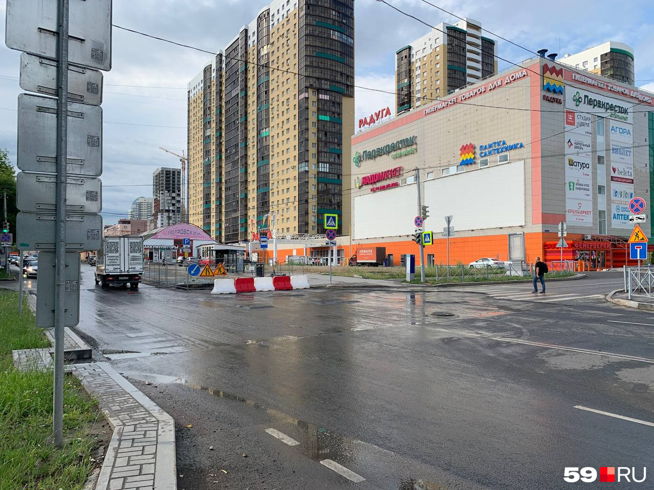 Место проведения аварийных работ — рядом с ТЦ «Радуга» Место проведения аварийных работ — рядом с ТЦ «Радуга»