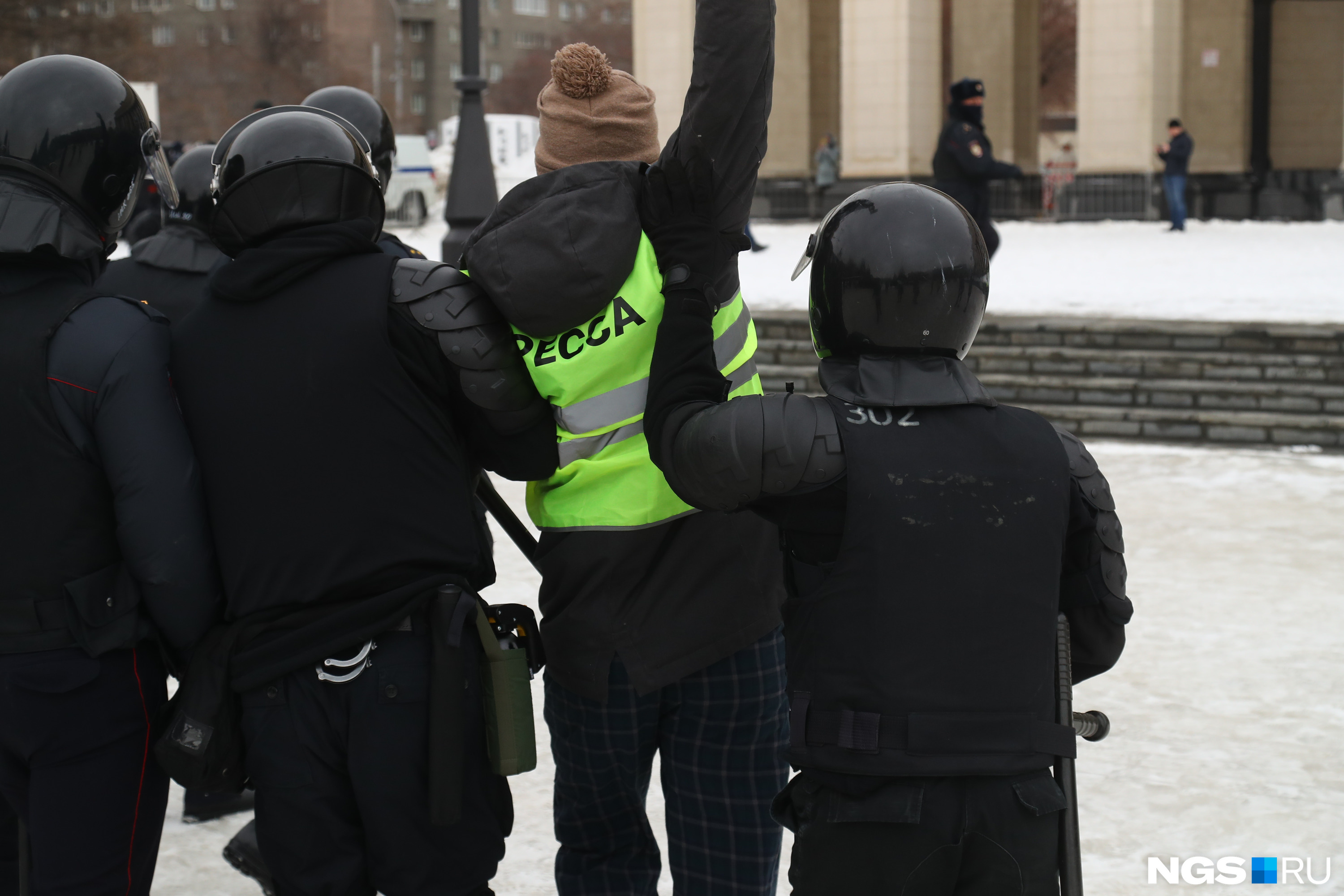 Виктор Бобровников имел при себе редакционное задание, пресс-карту, на нем был жилет с надписью «Пресса»