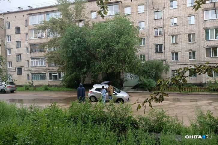 Специалисты ТГК-14 занимались ямой на улице Балябина в Чите, куда утром 27 июля колесом провалилась иномарка