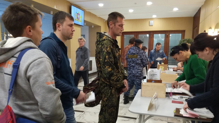 «Военкомат не может вместить всех». В Свердловской области стали открываться специальные мобилизационные пункты