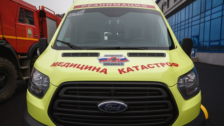 Медики работают на месте аварии на трассе Кемерово — Новокузнецк
