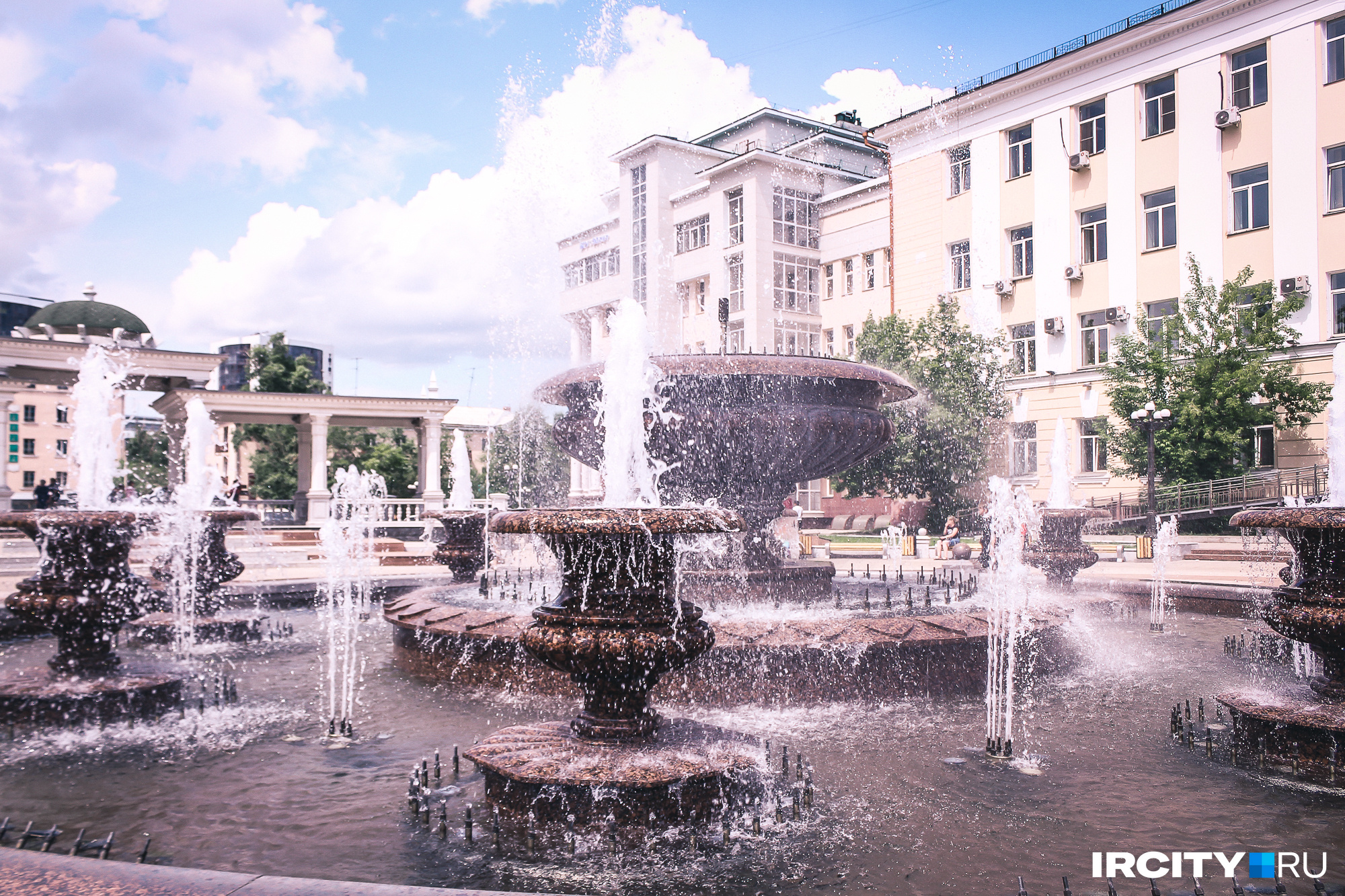 Музыкальный фонтан на фоне исторического здания «Забайкаллеса» на Театральной площади 